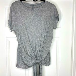 Women’s gray tee with adjustable knot bottom